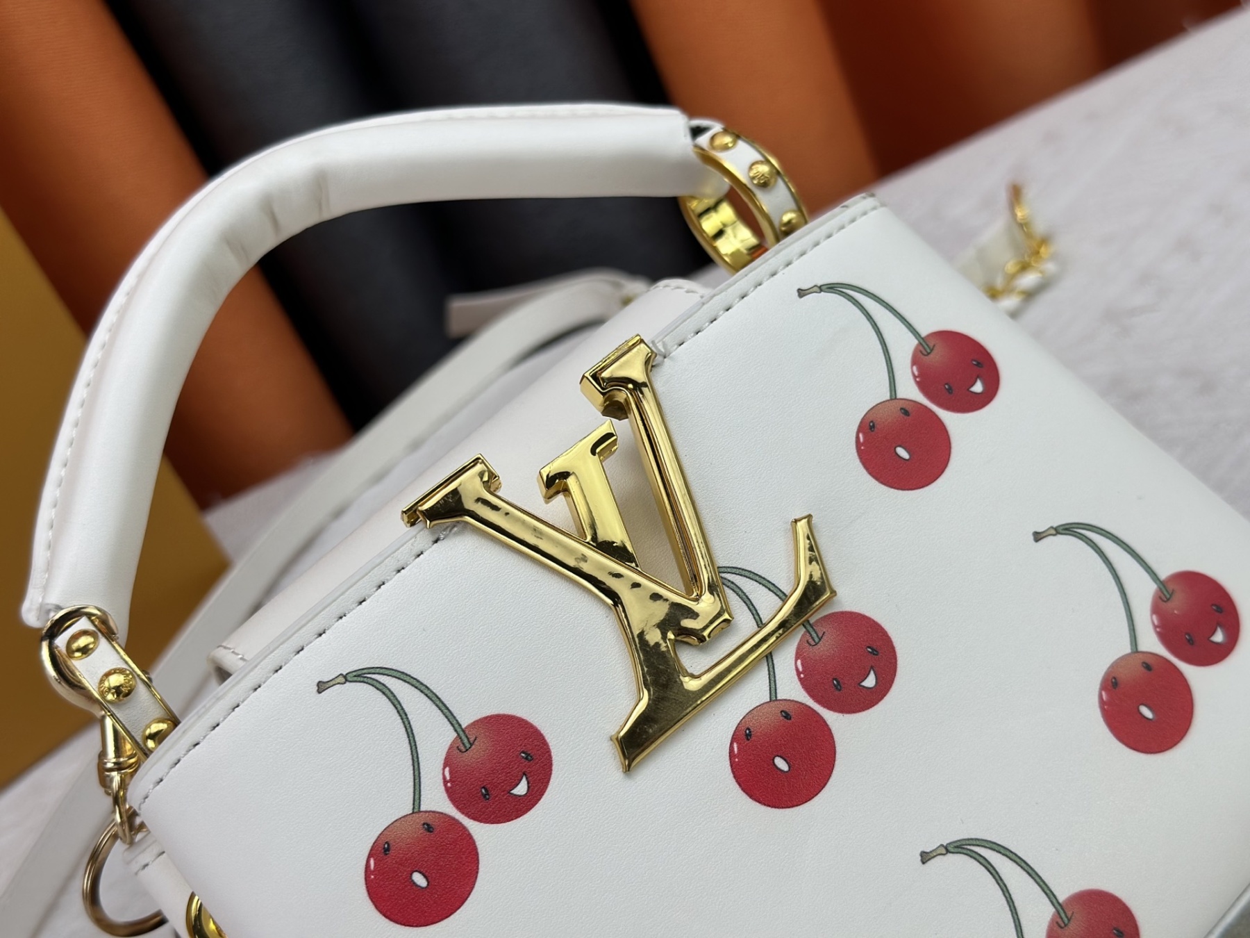 LOUIS VUITTON（ルイヴィトン）CAPUCINES ハンドバッグ M59939 M94519