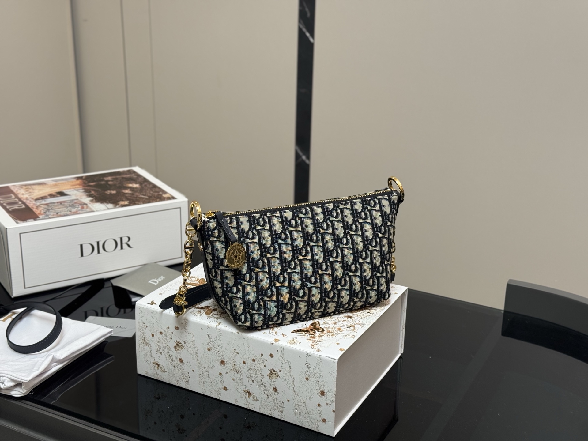 【DIOR公式旗艦店】ディオール Nomad クロスボディバッグ