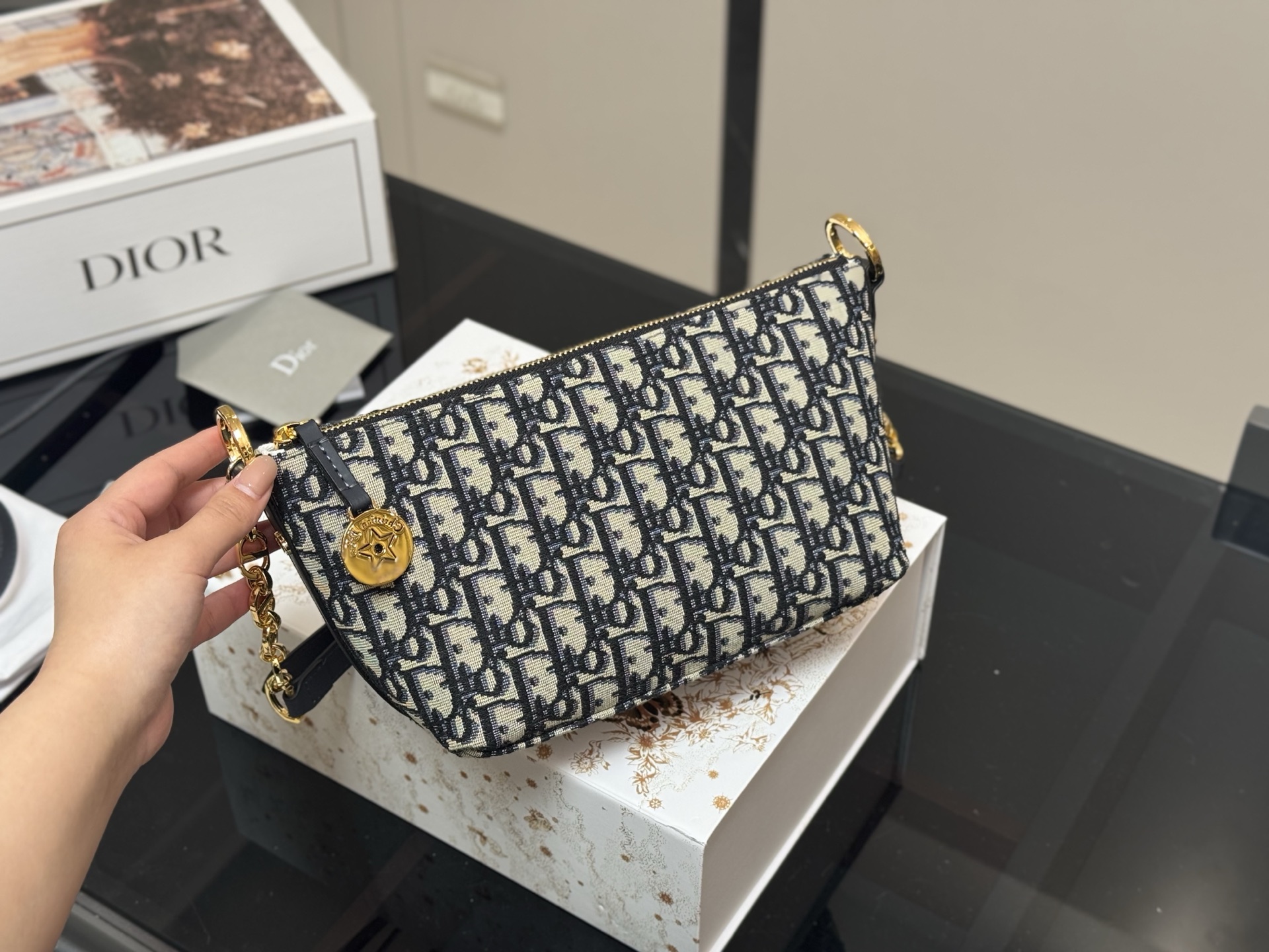 【DIOR公式旗艦店】ディオール Nomad クロスボディバッグ