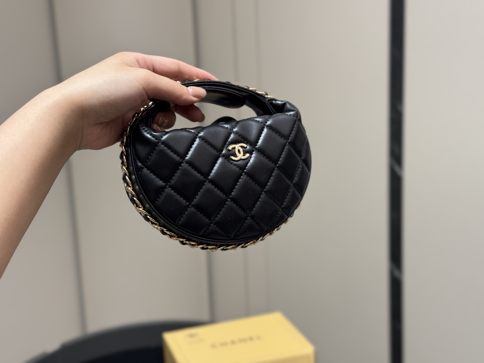 【CHANEL公式旗艦店】シャネル 23C pouch ハンドバッグ