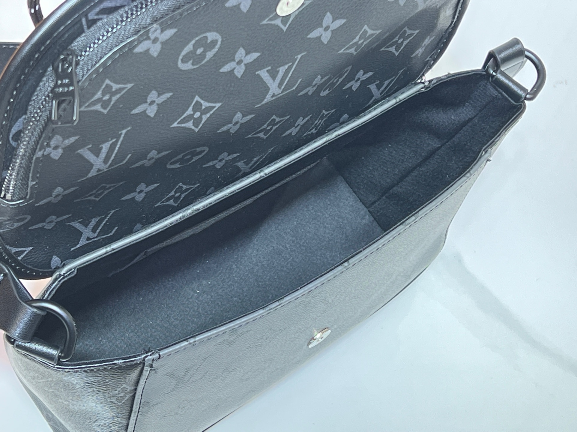 LOUIS VUITTON ルイヴィトン PULSE ショルダーバッグ M12681 M12806