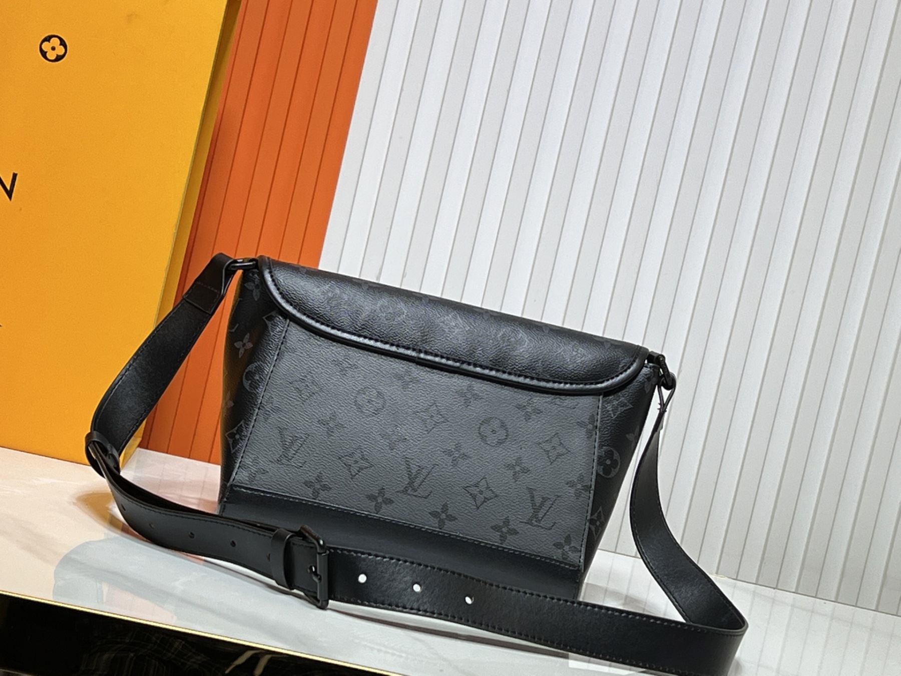 LOUIS VUITTON ルイヴィトン PULSE ショルダーバッグ M12681 M12806