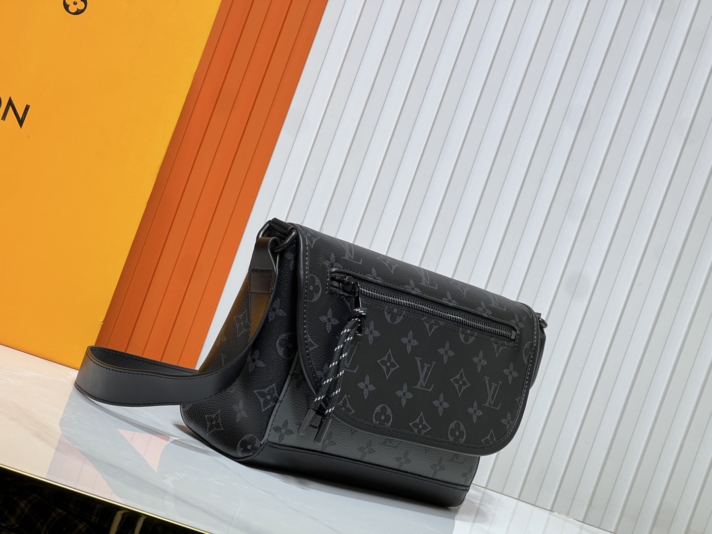 LOUIS VUITTON ルイヴィトン PULSE ショルダーバッグ M12681 M12806