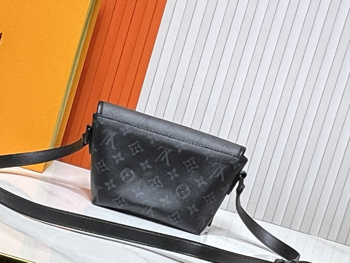 LOUIS VUITTON ルイヴィトン PULSE ショルダーバッグ M12681 M12806