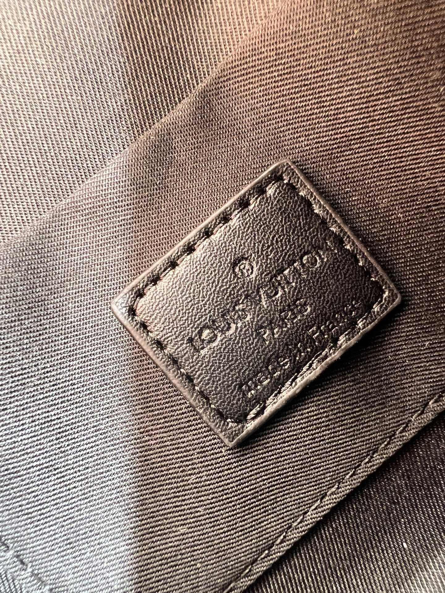 LOUIS VUITTON ルイヴィトン PULSE ショルダーバッグ M12681 M12806