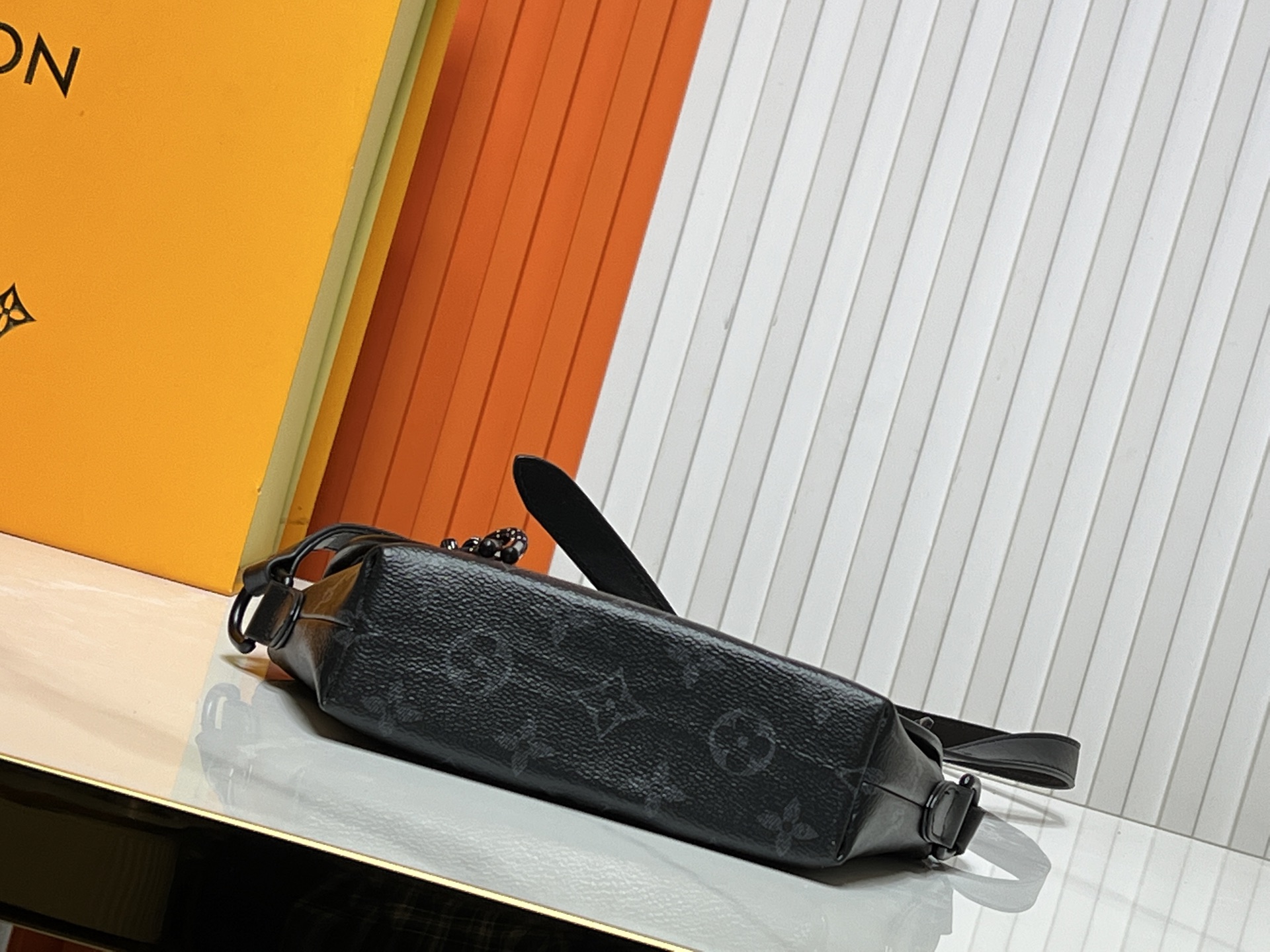 LOUIS VUITTON ルイヴィトン PULSE ショルダーバッグ M12681 M12806