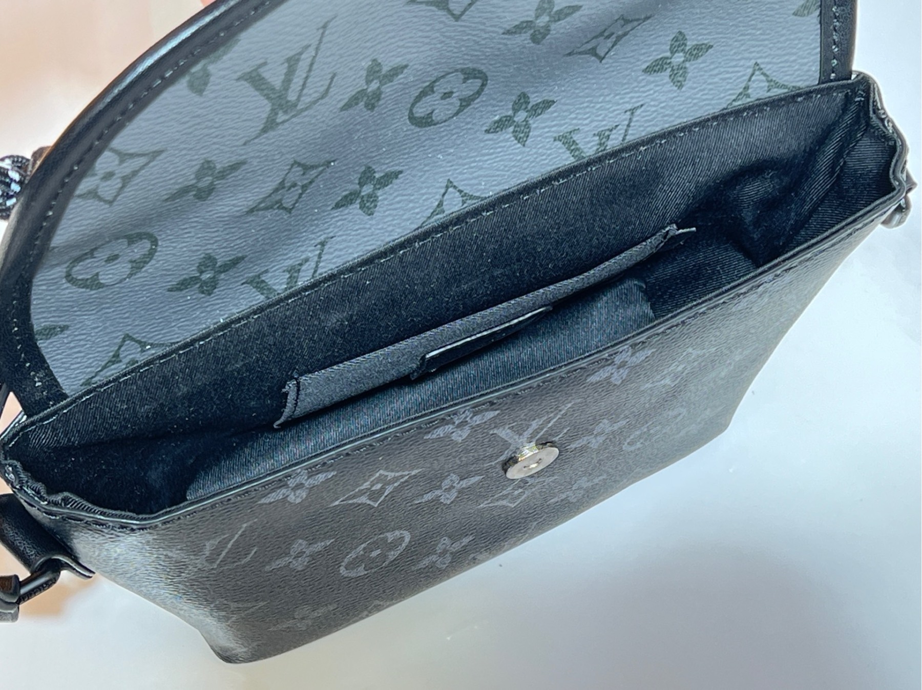 LOUIS VUITTON ルイヴィトン PULSE ショルダーバッグ M12681 M12806