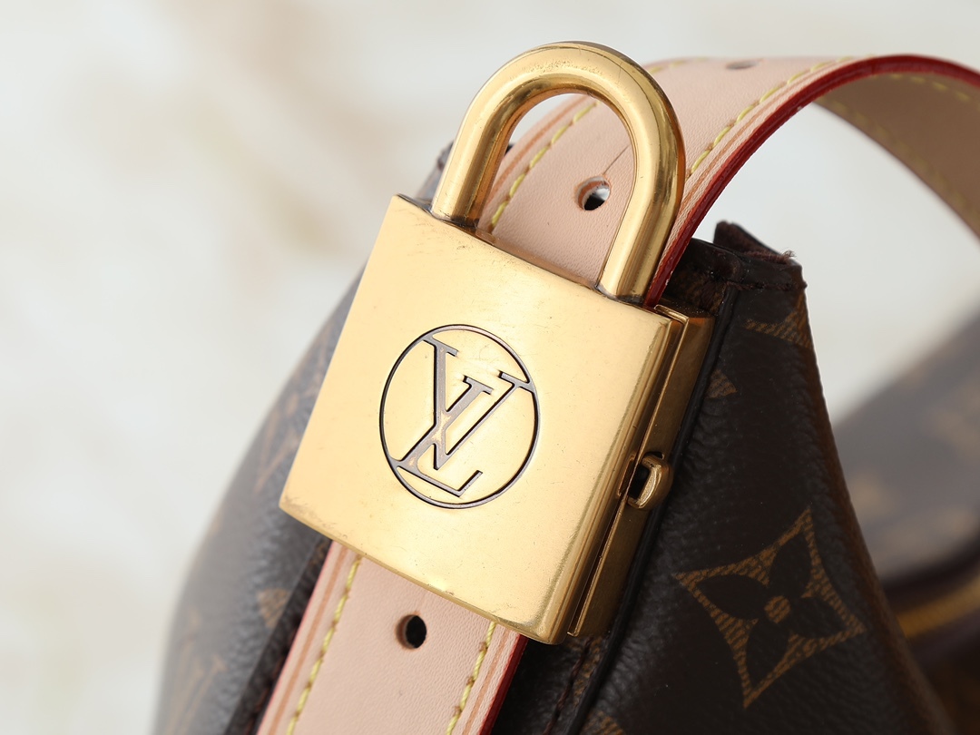 LOUIS VUITTON（ルイヴィトン）LOW KEY COOKIE M14642