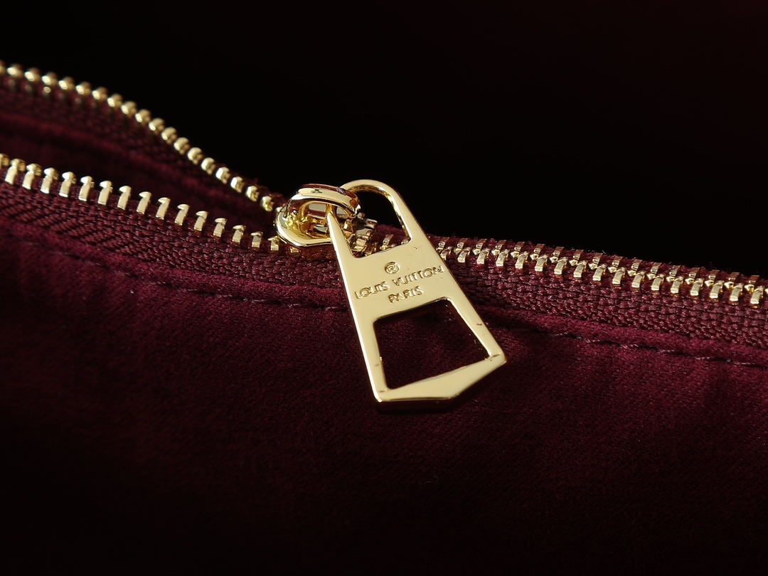 LOUIS VUITTON（ルイヴィトン）Hide Away クロスボディバッグ M14473