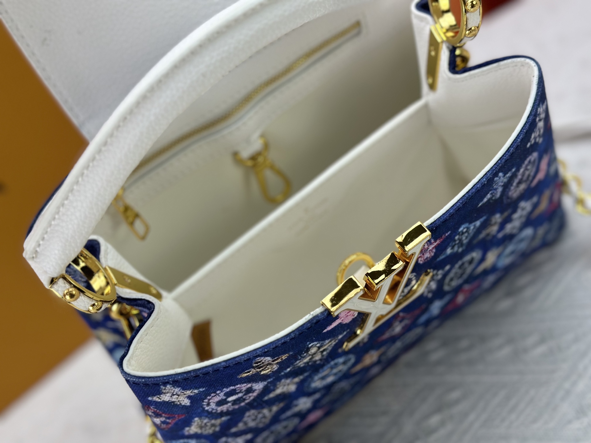 LOUIS VUITTON（ルイヴィトン）CAPUCINES ハンドバッグ M59939 M94519