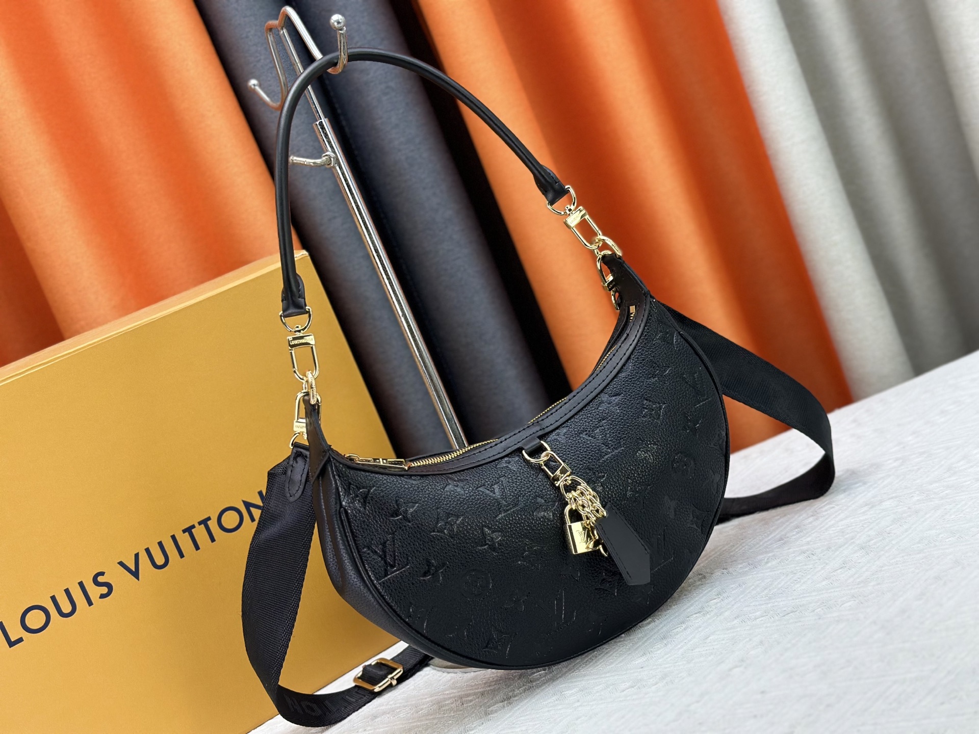 LOUIS VUITTON（ルイヴィトン）loop hobo ショルダーバッグ M12939