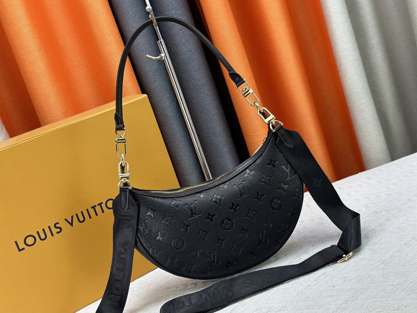 LOUIS VUITTON（ルイヴィトン）loop hobo ショルダーバッグ M12939