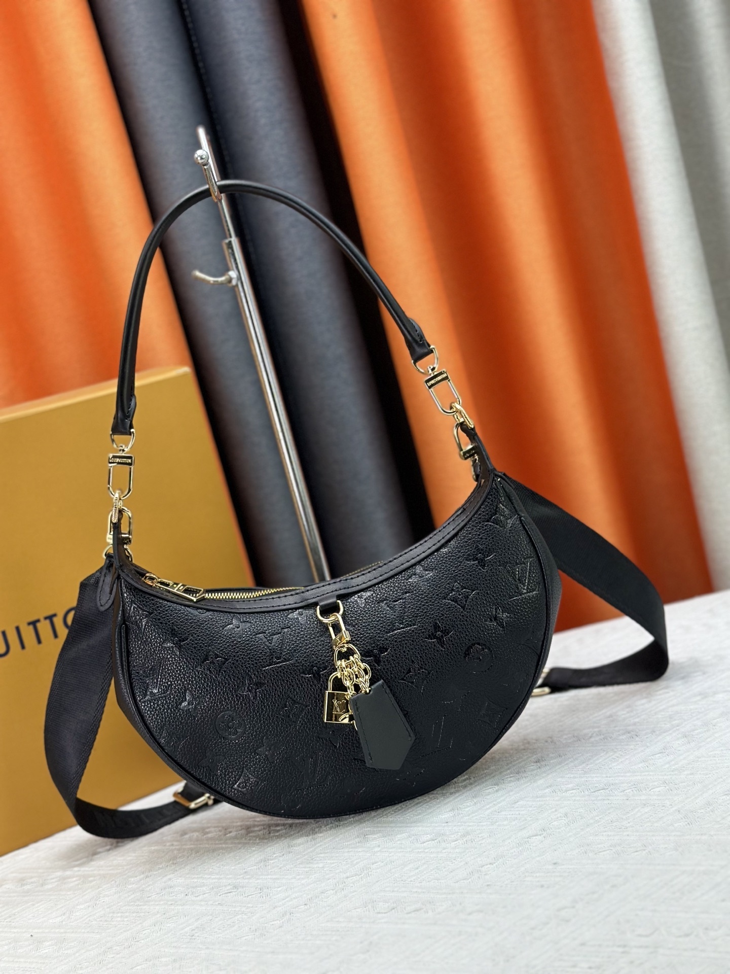 LOUIS VUITTON（ルイヴィトン）loop hobo ショルダーバッグ M12939
