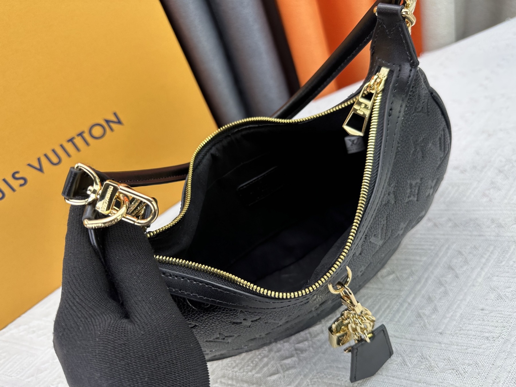 LOUIS VUITTON（ルイヴィトン）loop hobo ショルダーバッグ M12939