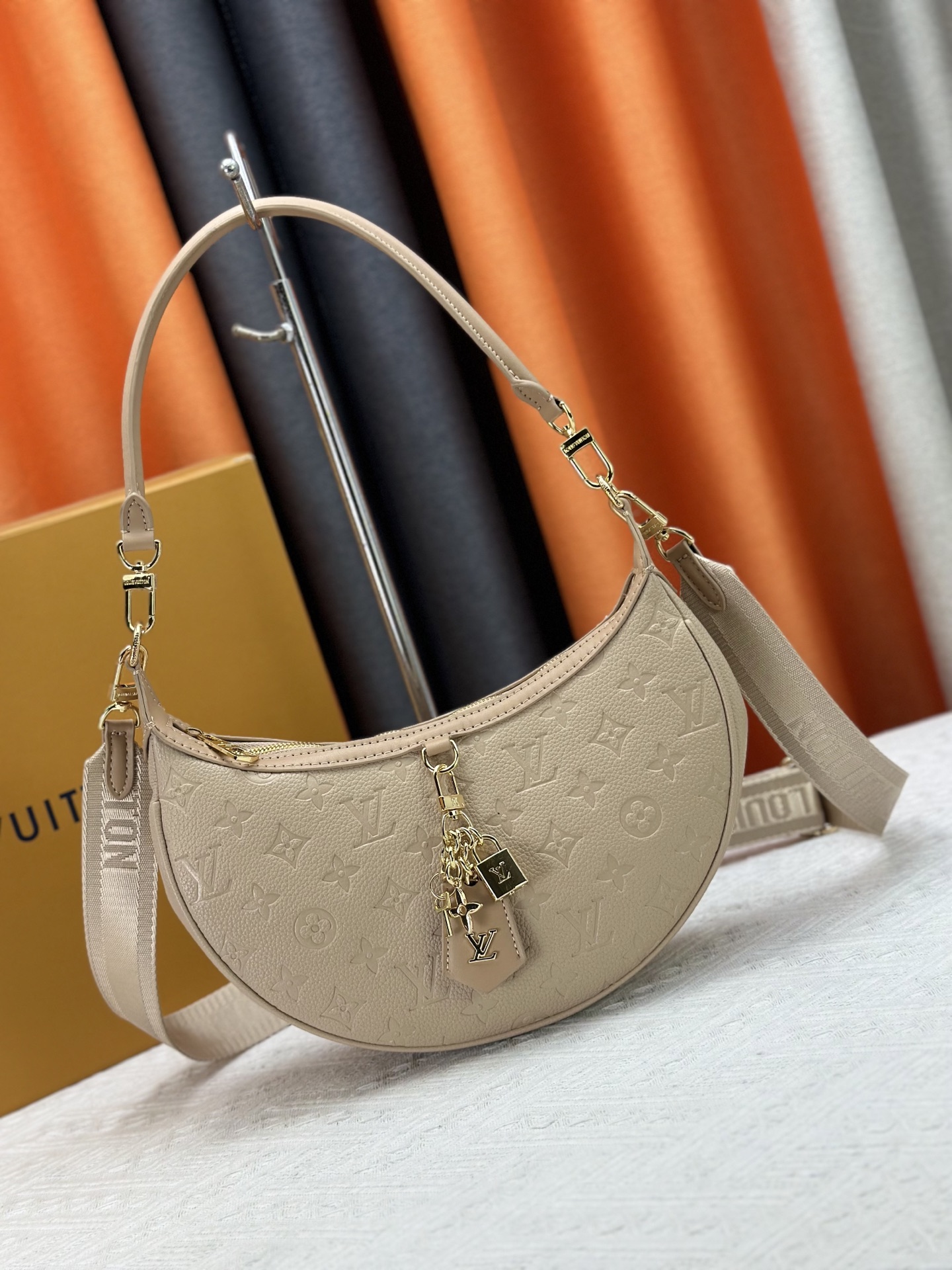 LOUIS VUITTON（ルイヴィトン）loop hobo ショルダーバッグ M12939
