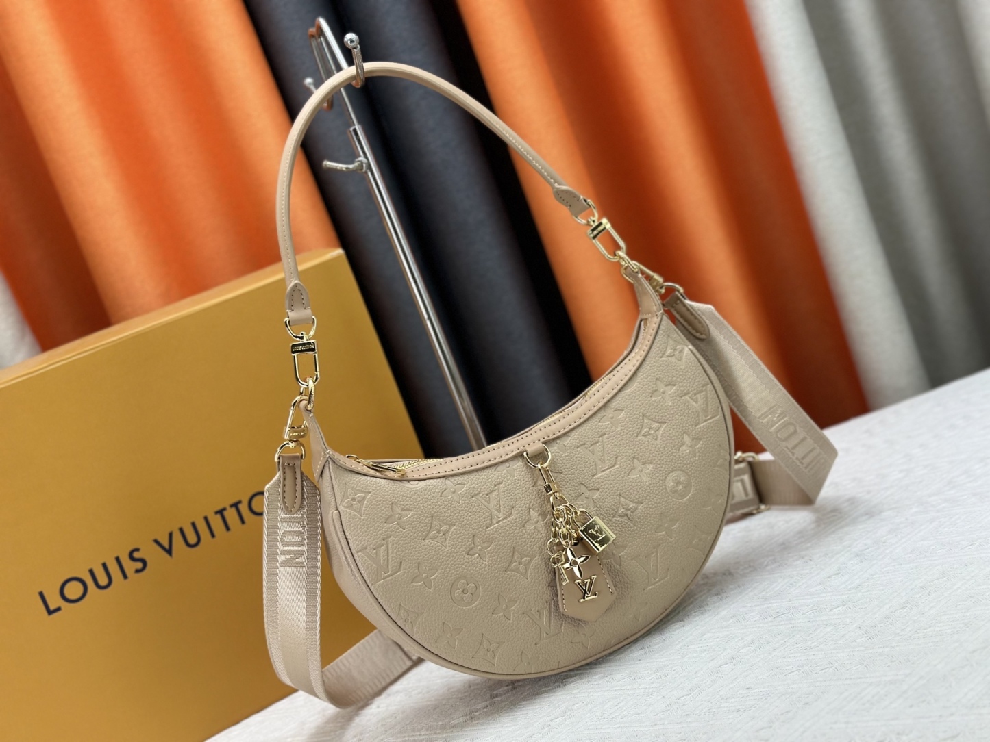 LOUIS VUITTON（ルイヴィトン）loop hobo ショルダーバッグ M12939