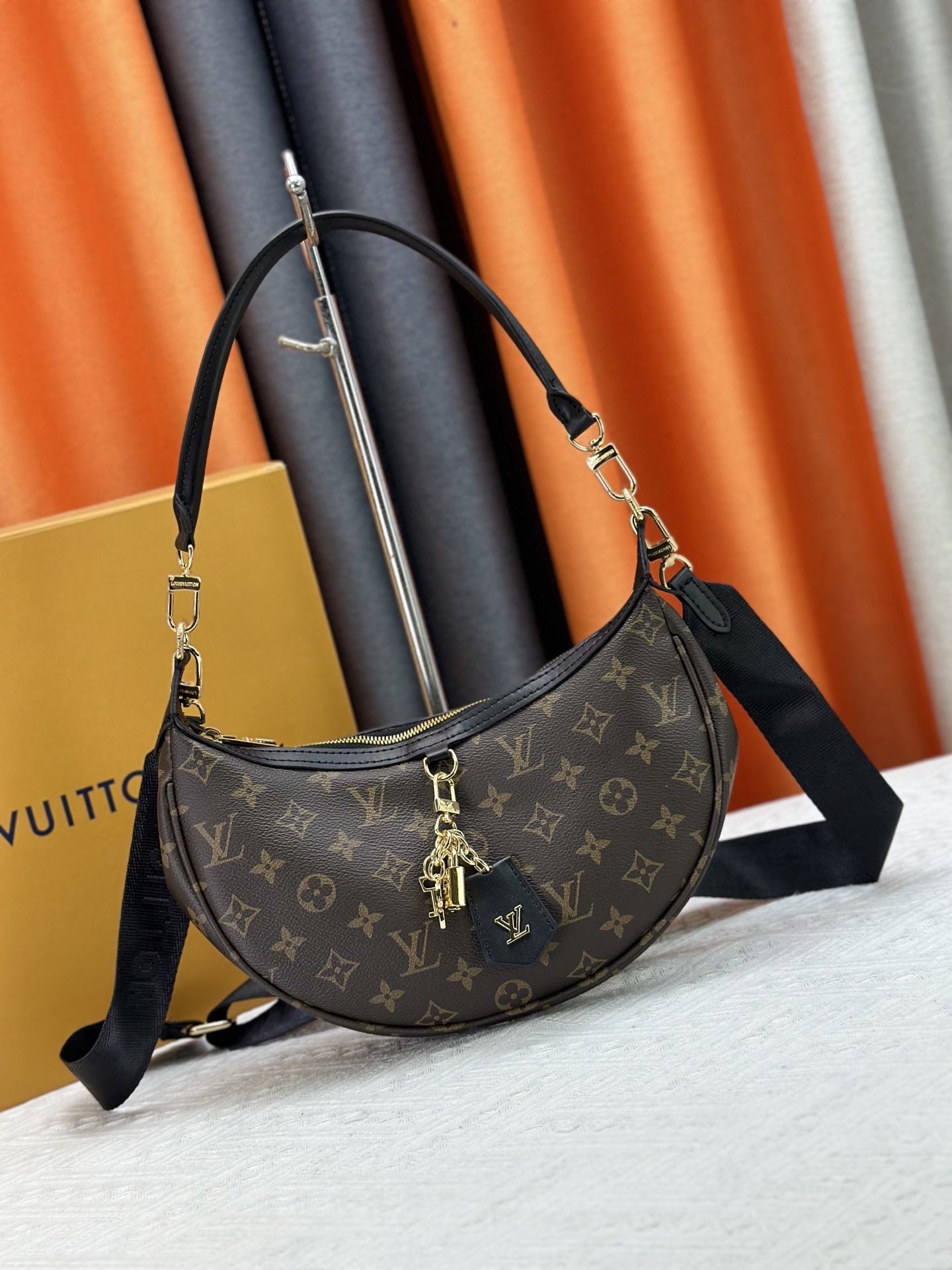 LOUIS VUITTON（ルイヴィトン）loop hobo ショルダーバッグ M12939