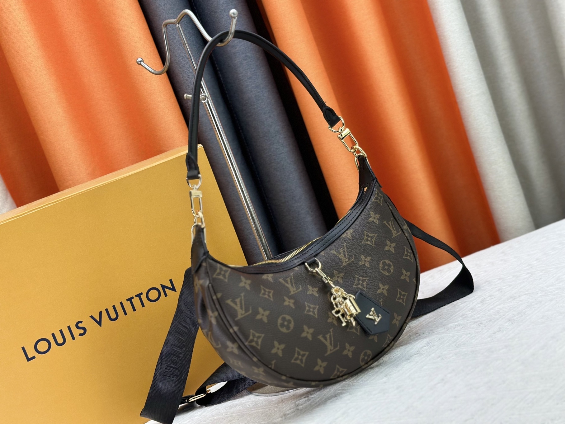 LOUIS VUITTON（ルイヴィトン）loop hobo ショルダーバッグ M12939
