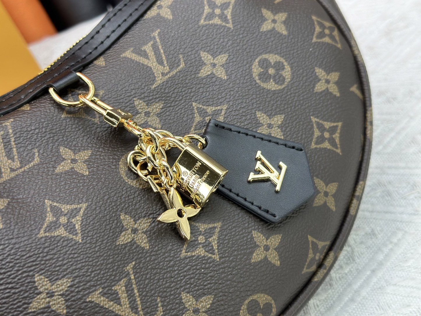 LOUIS VUITTON（ルイヴィトン）loop hobo ショルダーバッグ M12939