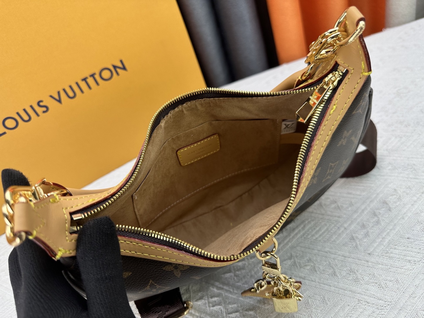 LOUIS VUITTON（ルイヴィトン）loop hobo ショルダーバッグ M12939