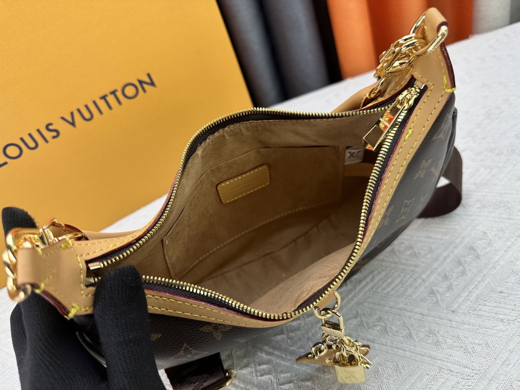 LOUIS VUITTON（ルイヴィトン）loop hobo ショルダーバッグ M12939