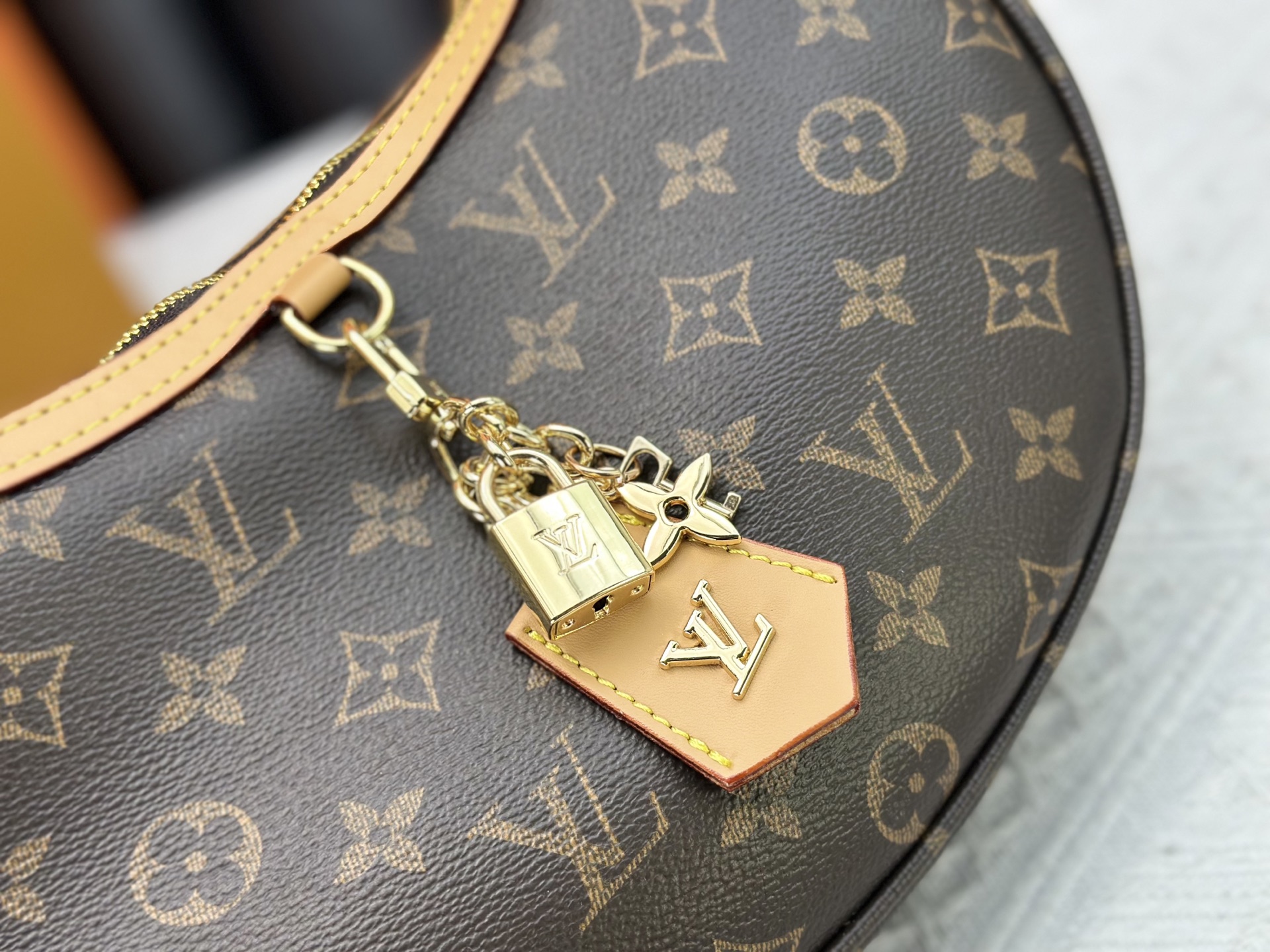 LOUIS VUITTON（ルイヴィトン）loop hobo ショルダーバッグ M12939