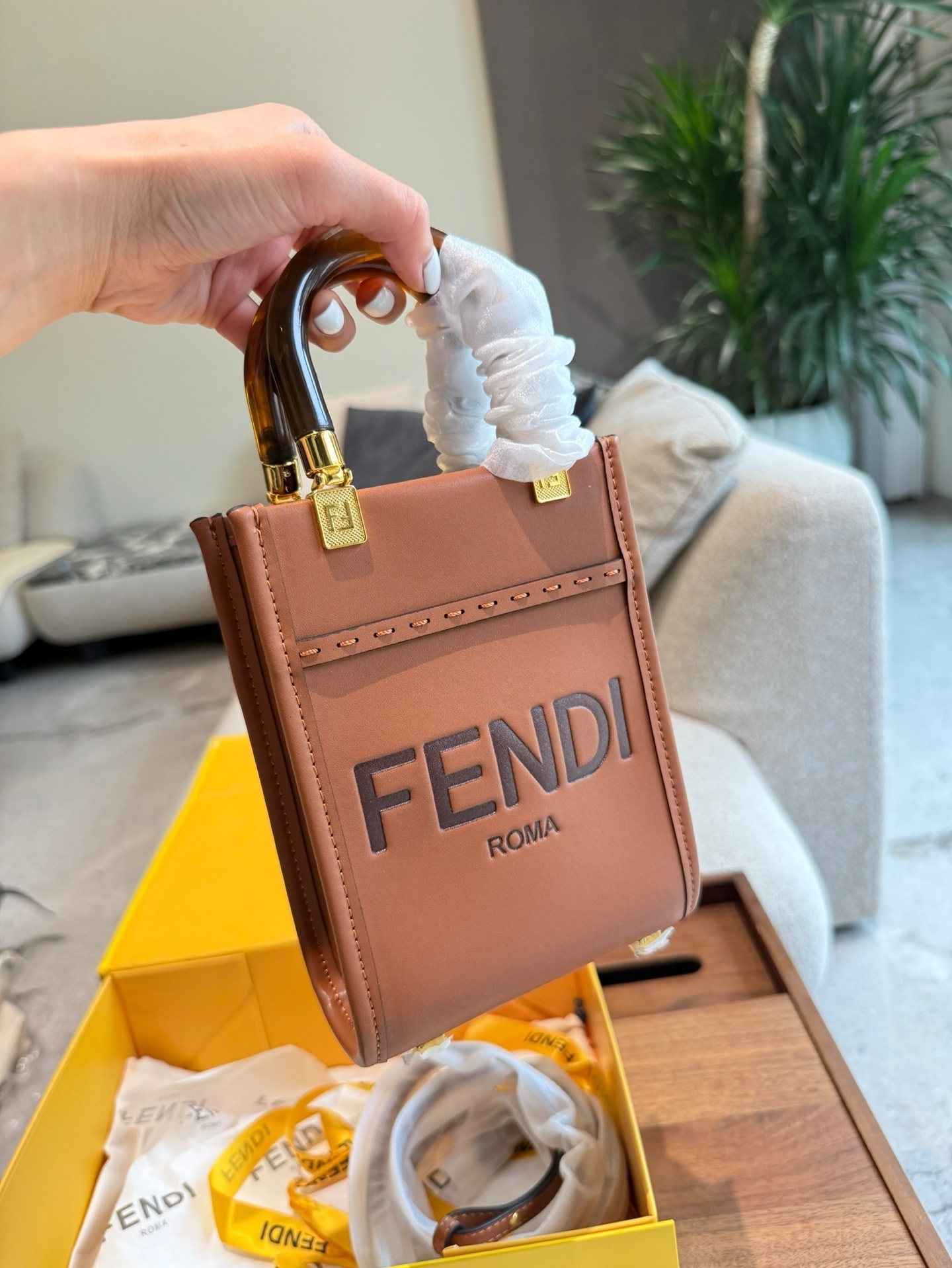 【FENDI公式旗艦店】フェンディ MINI TOTE クロスボディバッグ