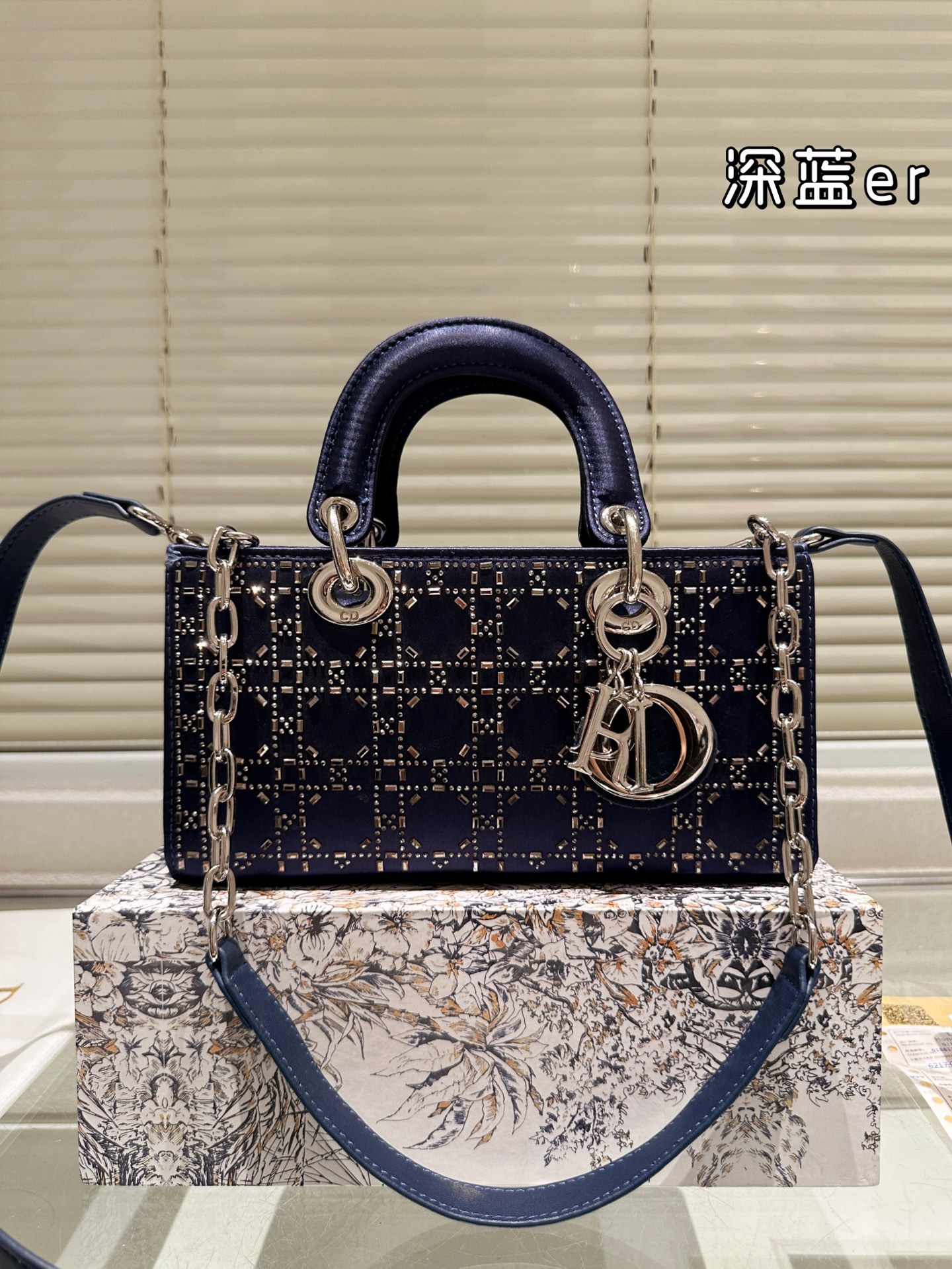 【DIOR公式旗艦店】ディオール Lady D-joy ショルダーバッグを提げてい