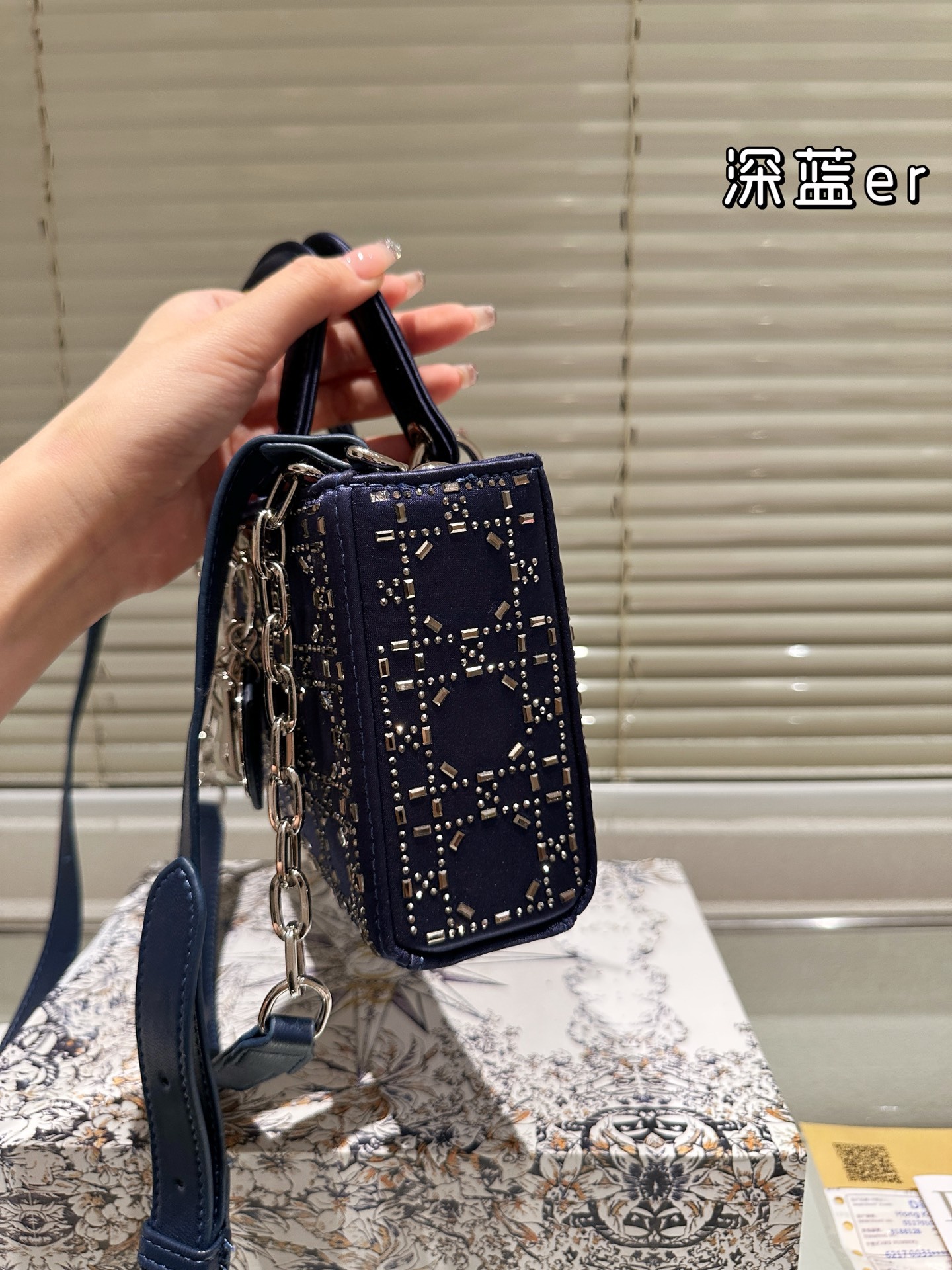 【DIOR公式旗艦店】ディオール Lady D-joy ショルダーバッグを提げてい