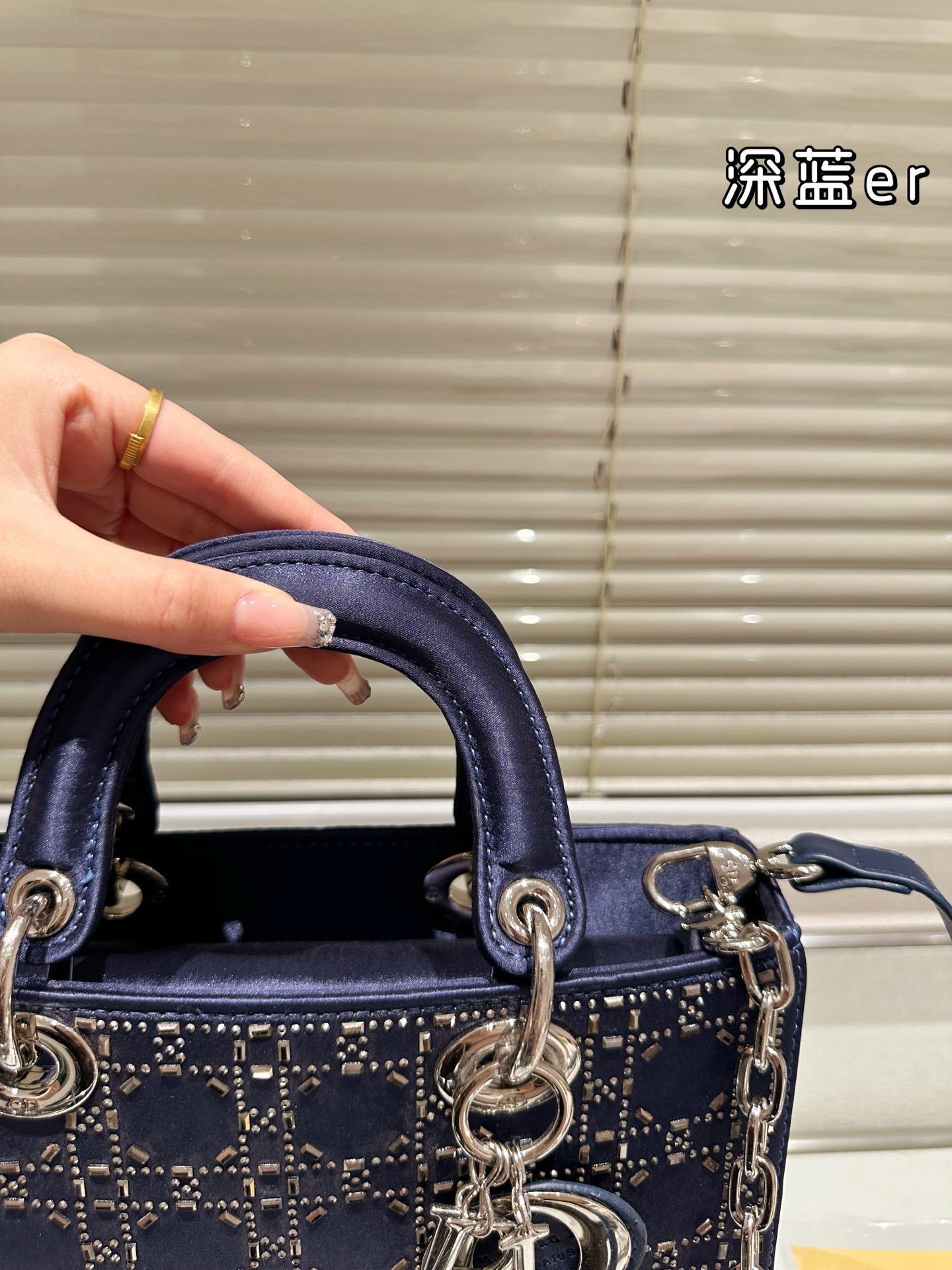 【DIOR公式旗艦店】ディオール Lady D-joy ショルダーバッグを提げてい