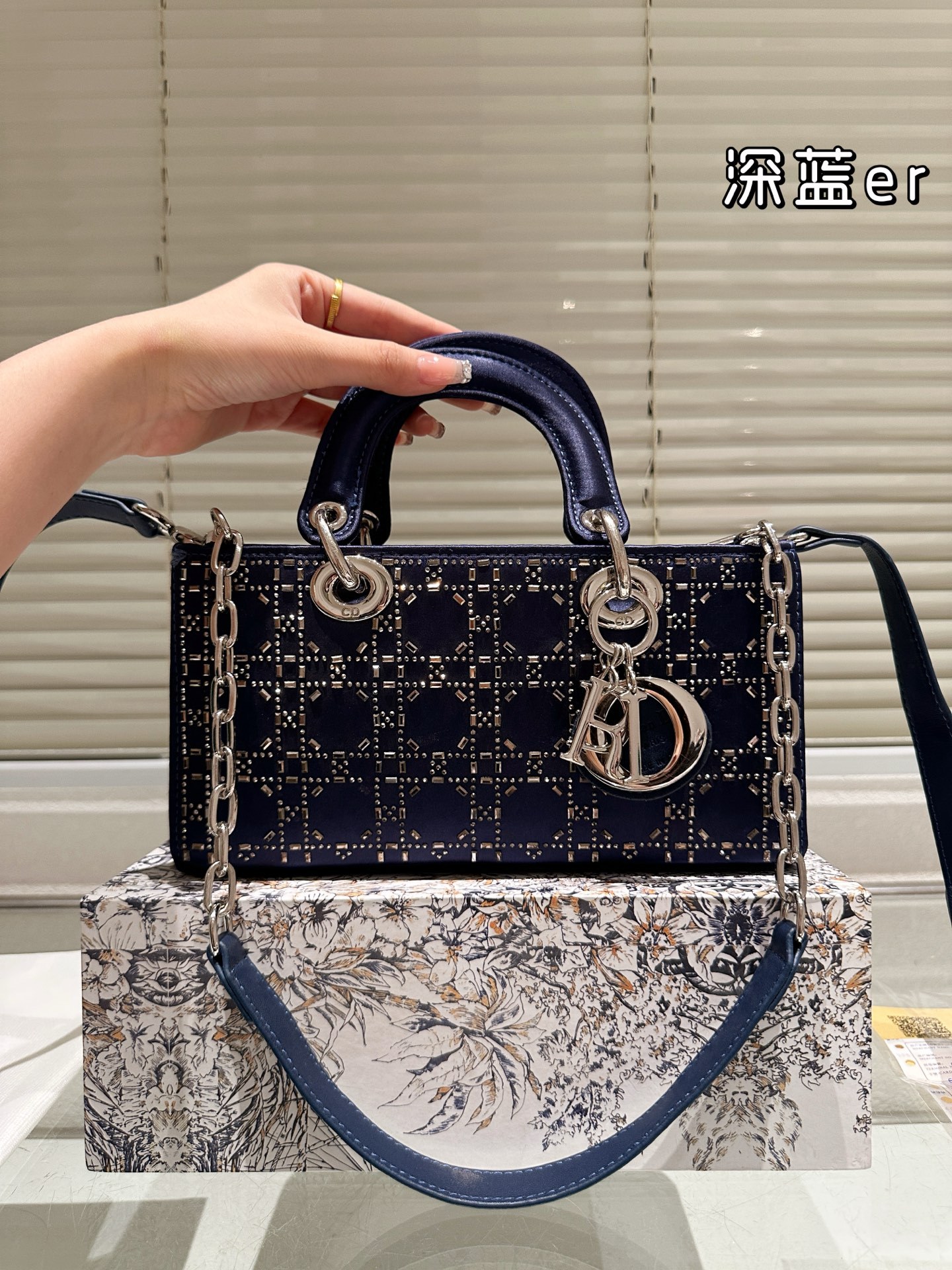 【DIOR公式旗艦店】ディオール Lady D-joy ショルダーバッグを提げてい