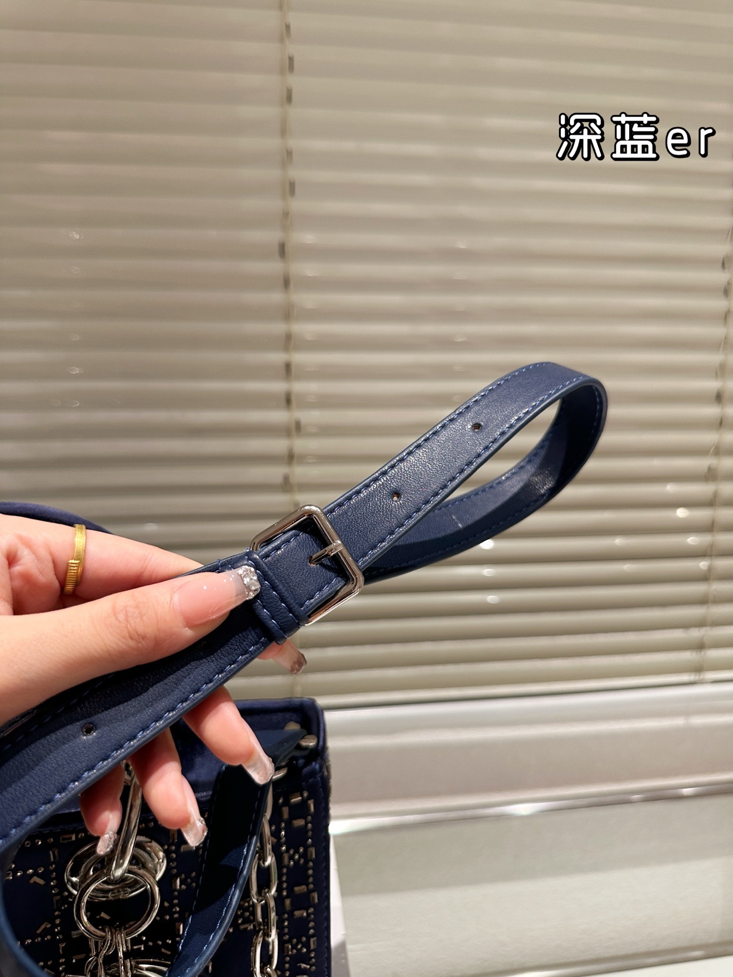 【DIOR公式旗艦店】ディオール Lady D-joy ショルダーバッグを提げてい