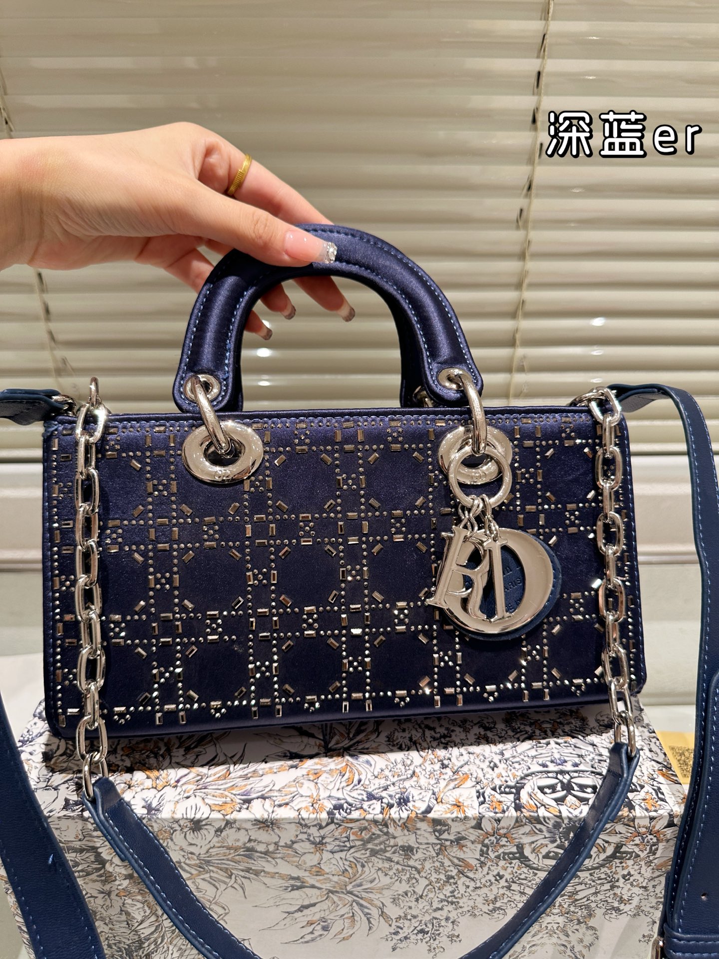 【DIOR公式旗艦店】ディオール Lady D-joy ショルダーバッグを提げてい