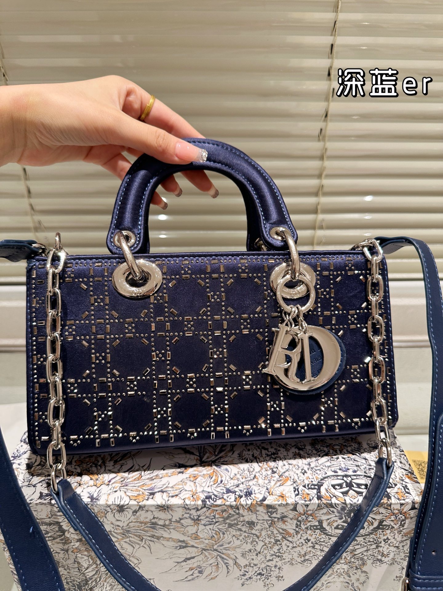 【DIOR公式旗艦店】ディオール Lady D-joy ショルダーバッグを提げてい