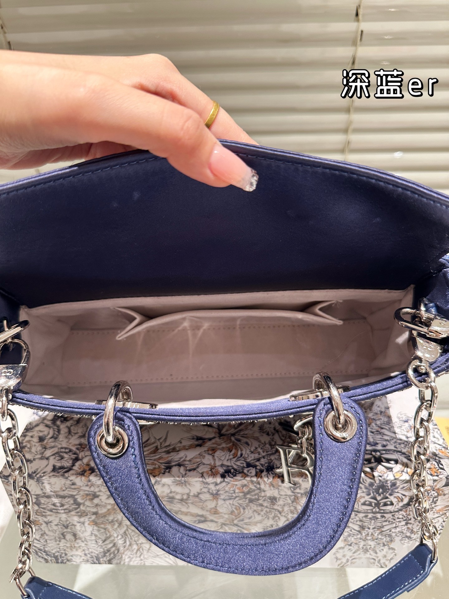 【DIOR公式旗艦店】ディオール Lady D-joy ショルダーバッグを提げてい