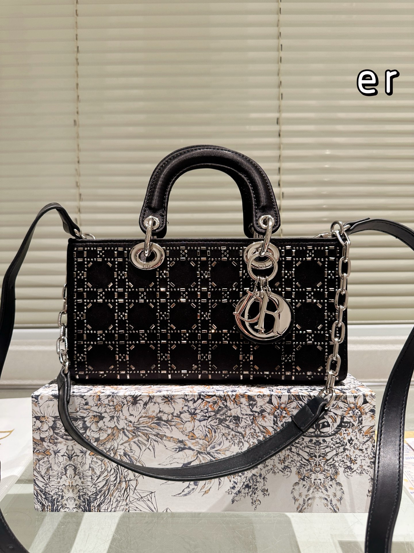 【DIOR公式旗艦店】ディオール Lady D-joy ショルダーバッグを提げてい