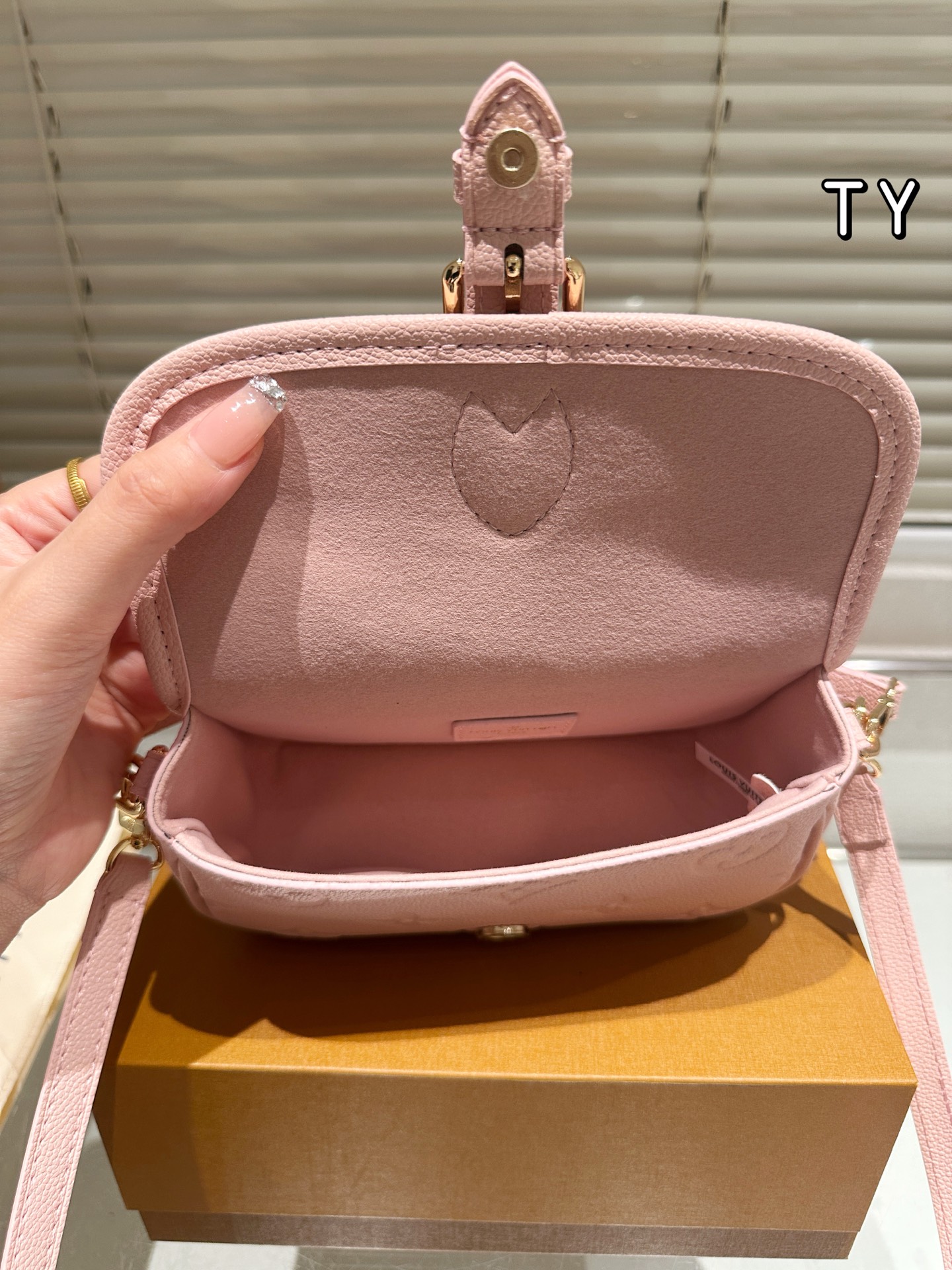 LOUIS VUITTON ルイヴィトン M83566 nano Diane ショルダーバッグ