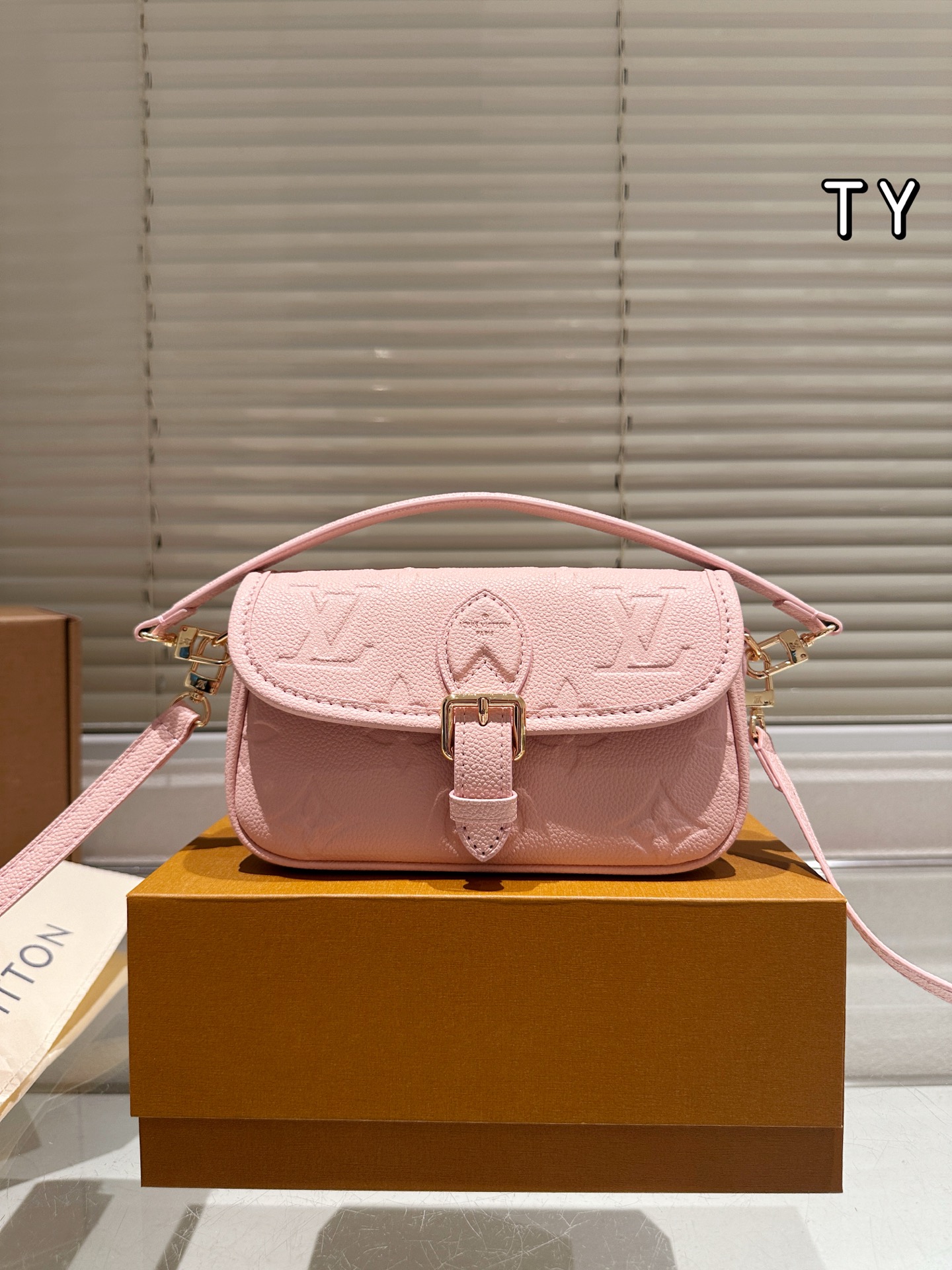 LOUIS VUITTON ルイヴィトン M83566 nano Diane ショルダーバッグ