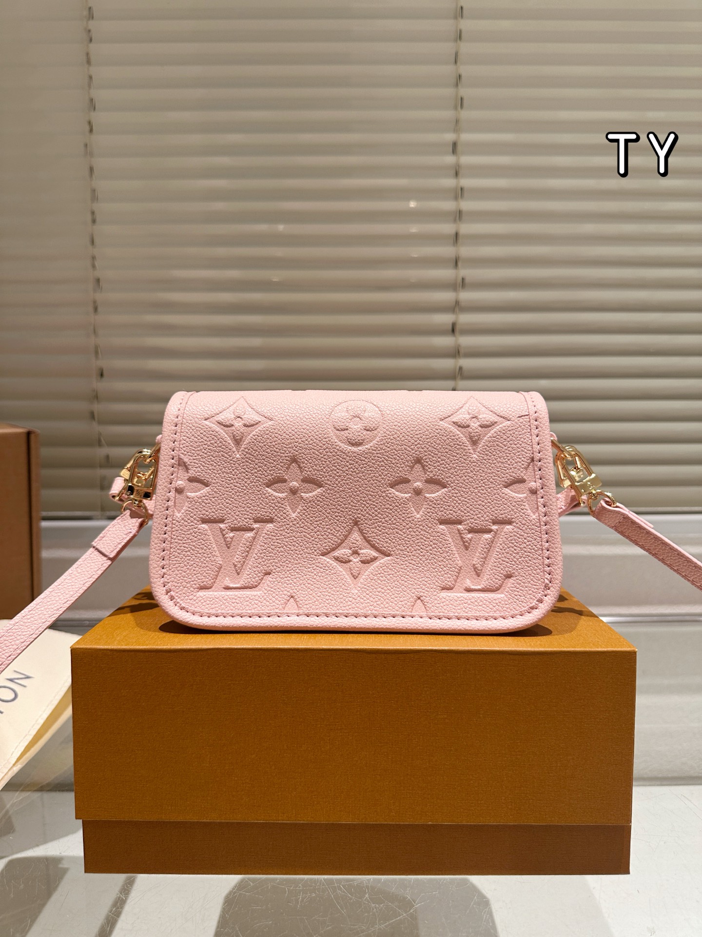 LOUIS VUITTON ルイヴィトン M83566 nano Diane ショルダーバッグ