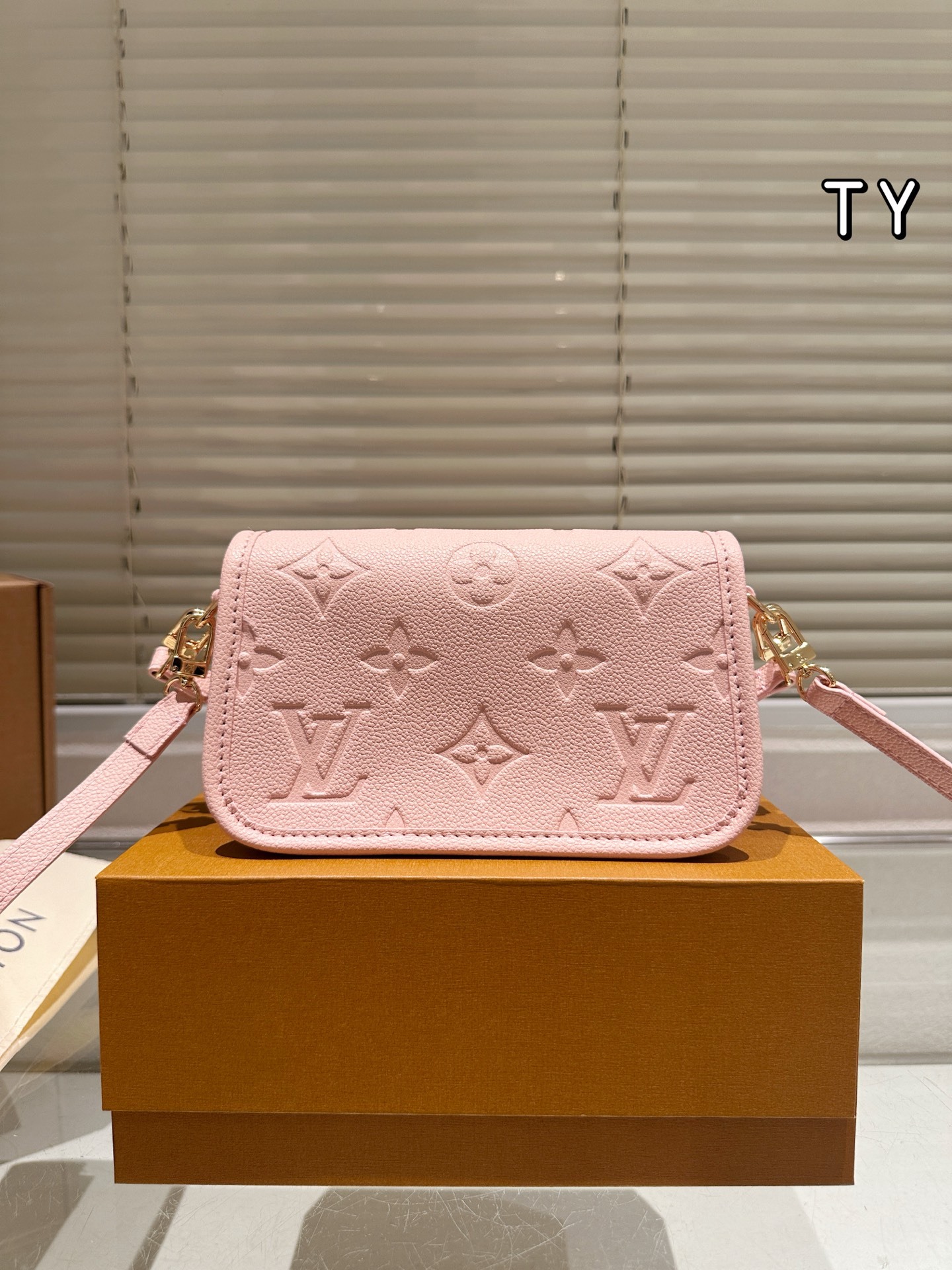 LOUIS VUITTON ルイヴィトン M83566 nano Diane ショルダーバッグ