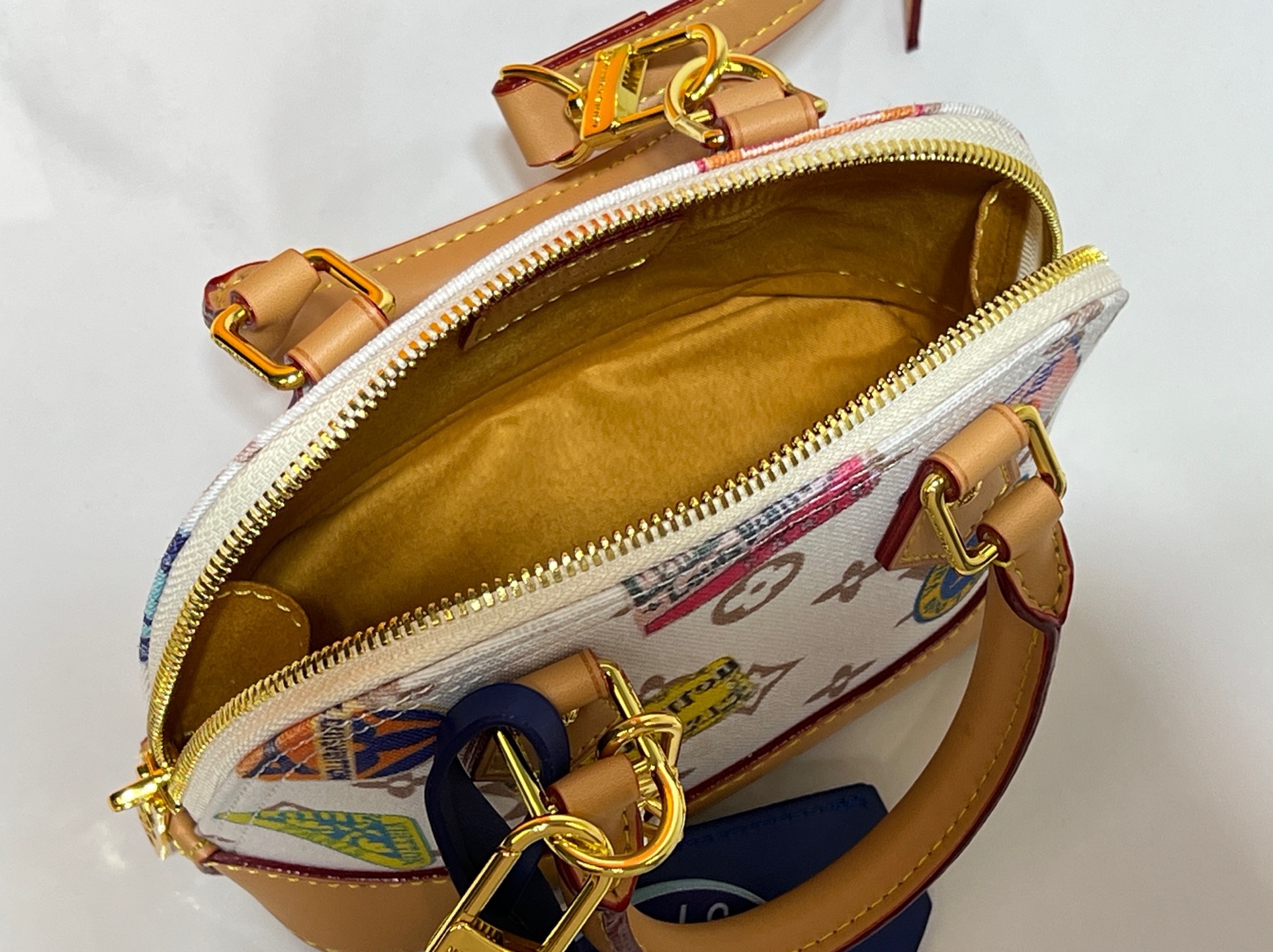 LOUIS VUITTON ルイヴィトン 新作のシェルバッグ