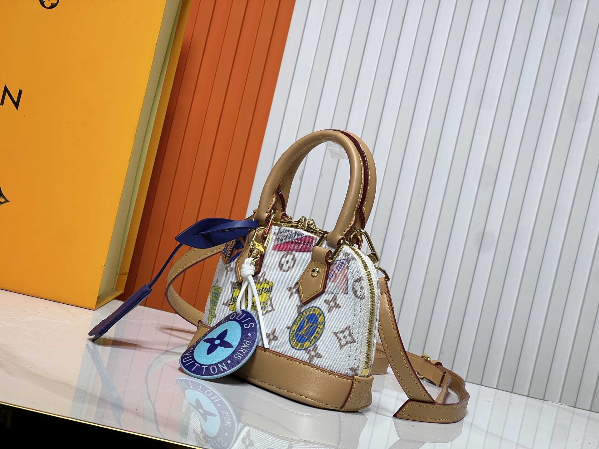 LOUIS VUITTON ルイヴィトン 新作のシェルバッグ