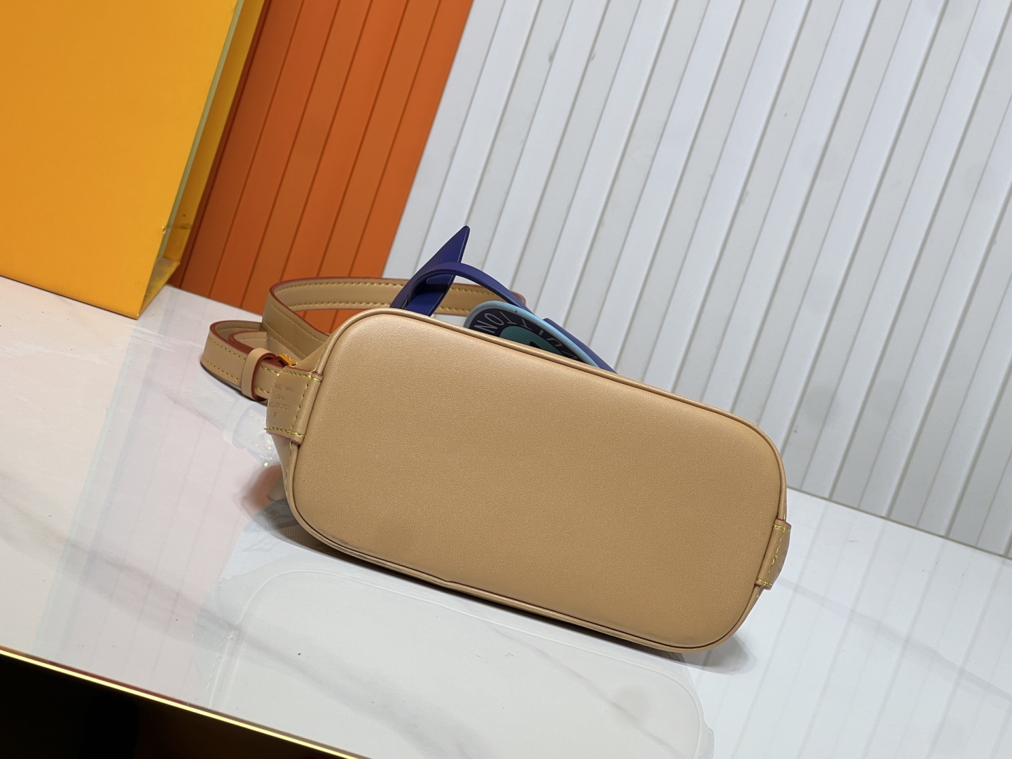 LOUIS VUITTON ルイヴィトン 新作のシェルバッグ