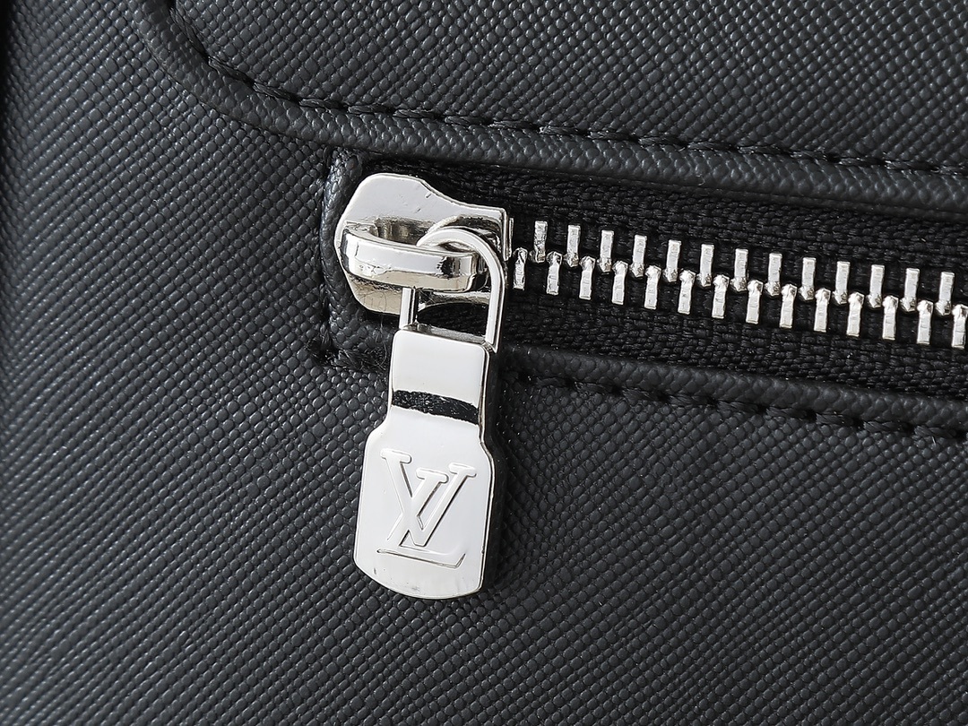 LOUIS VUITTON ルイヴィトン District メッセンジャーバッグ