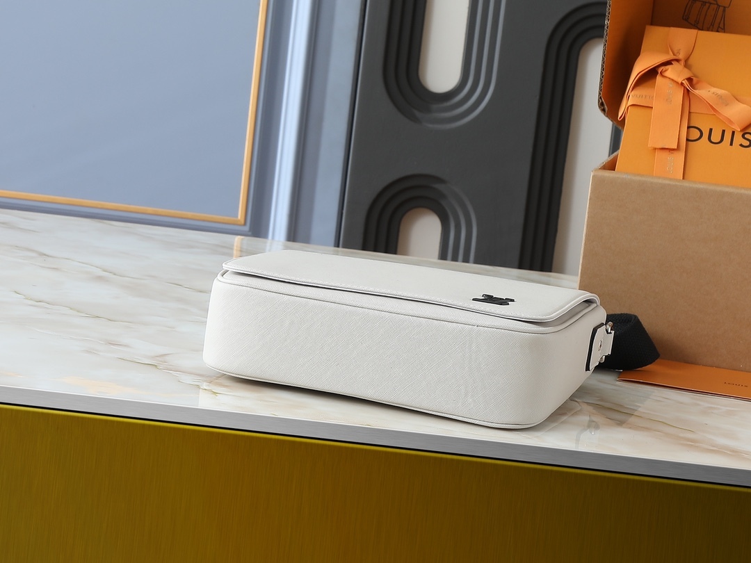 LOUIS VUITTON ルイヴィトン District メッセンジャーバッグ