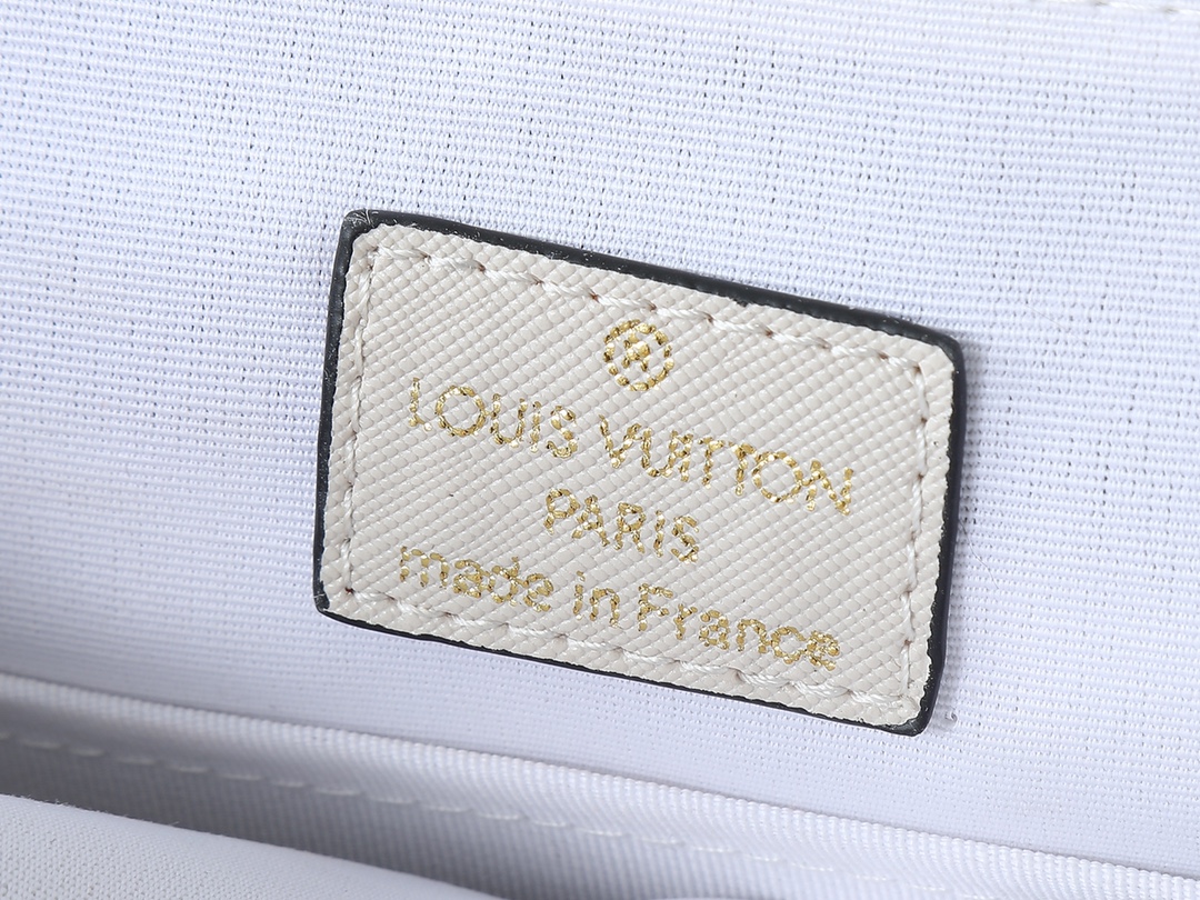 LOUIS VUITTON ルイヴィトン District メッセンジャーバッグ