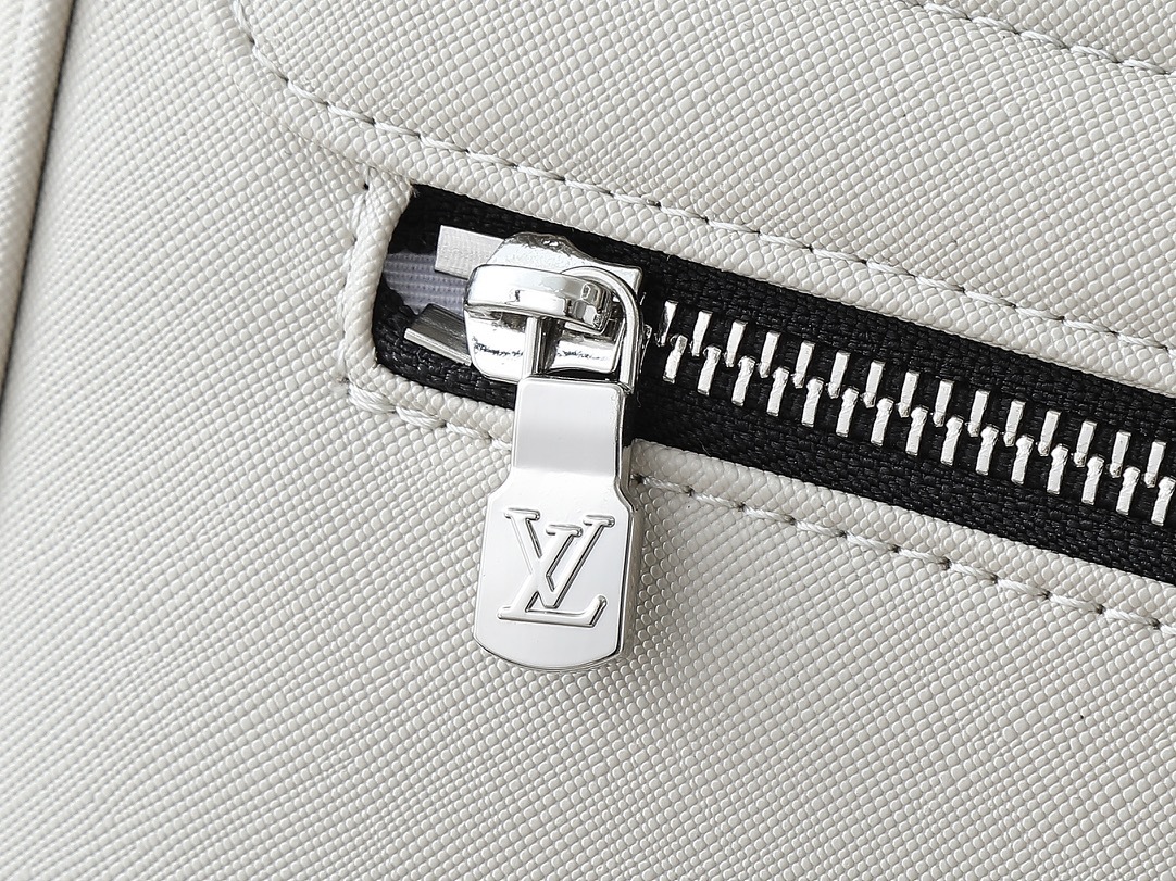 LOUIS VUITTON ルイヴィトン District メッセンジャーバッグ