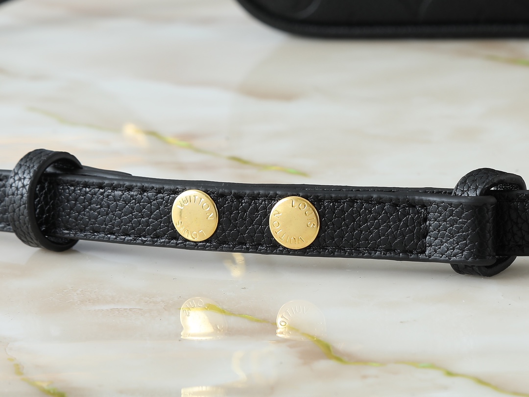 LOUIS VUITTON ルイヴィトン Easy Pouch ショルダーバッグ