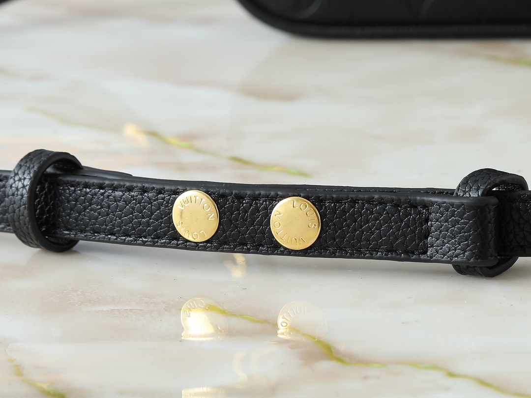 LOUIS VUITTON ルイヴィトン Easy Pouch ショルダーバッグ