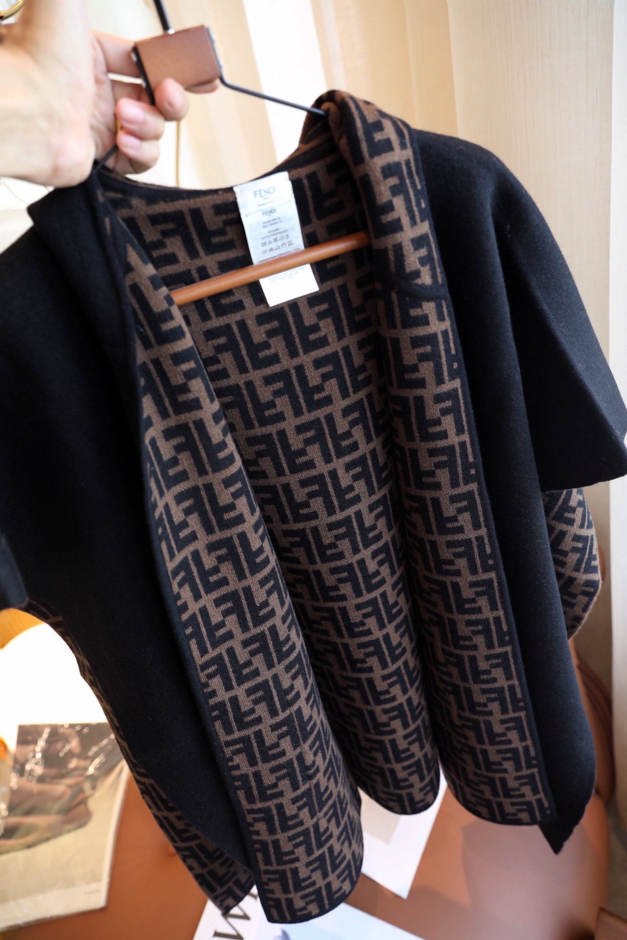 【FENDI旗艦店】フェンディ マント ショール ご好評に付き再入荷！